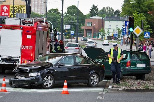 Wypadek w centrum Bydgoszczy. Dwa auta zderzyły się pod Trasą Uniwersytecką