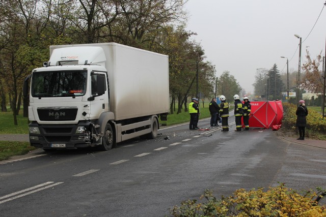 Do śmiertelnego wypadku doszło dziś około godz. 9.30 w Pakości. Na miejscu zginął 63-letni kierowca skutera. Jak informuje asp. sztab. Izabela Drobiniecka, rzecznik KPP w Inowrocławiu, do wypadku doszło na ul. Barcińskiej w Pakości. - Ze wstępnych ustaleń wynika, że motorowerzysta zderzył się z samochodem ciężarowym typu man - m&oacute;wi. Pomimo podjętej resuscytacji lekarz Zespołu Ratownictwa Medycznego stwierdził zgon 63-letniego motorowerzysty. Na miejsce przybyły cztery zastępy straży pożarnej. Droga w tym miejscu była zablokowana, policjanci kierowali kierowc&oacute;w na tzw. małą obwodnicę. Obecnie sytuacja wraca do normy, choć wciąż ruch w tym miejscu odbywa się wahadłowo i należy spodziewać się utrudnień.&lt;center&gt;&lt;iframe src=&quot;https://www.google.com/maps/embed?pb=!1m0!4v1510224413928!6m8!1m7!1sSK2NE6UVozDaLnHcP4NYxg!2m2!1d52.80916246756218!2d18.08546545936719!3f279.92499111316863!4f-13.124271208485538!5f0.7820865974627469&quot; width=&quot;600&quot; height=&quot;450&quot; frameborder=&quot;0&quot; style=&quot;border:0&quot; allowfullscreen&gt;&lt;/iframe&gt;&lt;/center&gt;&lt;center&gt;Noś odblaski także w mieście. Policja apeluje do pieszych&lt;iframe src=&quot;//get.x-link.pl/e5a9c043-2d2b-da40-7c08-98a60ab1223b,1c137134-7c13-35c0-8392-8f13ef2c8acf,embed.html&quot; width=&quot;640&quot; height=&quot;360&quot; frameborder=&quot;0&quot; webkitallowfullscreen=&quot;&quot; mozallowfullscreen=&quot;&quot; allowfullscreen=&quot;&quot;&gt;&lt;/iframe&gt;&lt;/center&gt;