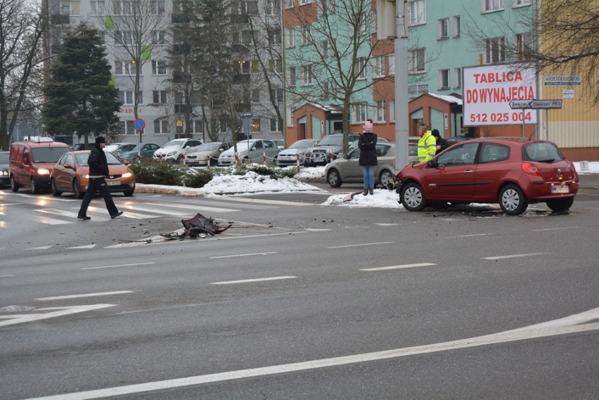 Ostrołęka. Wypadek w centrum miasta. Zderzyły się opel i renault [ZDJĘCIA]