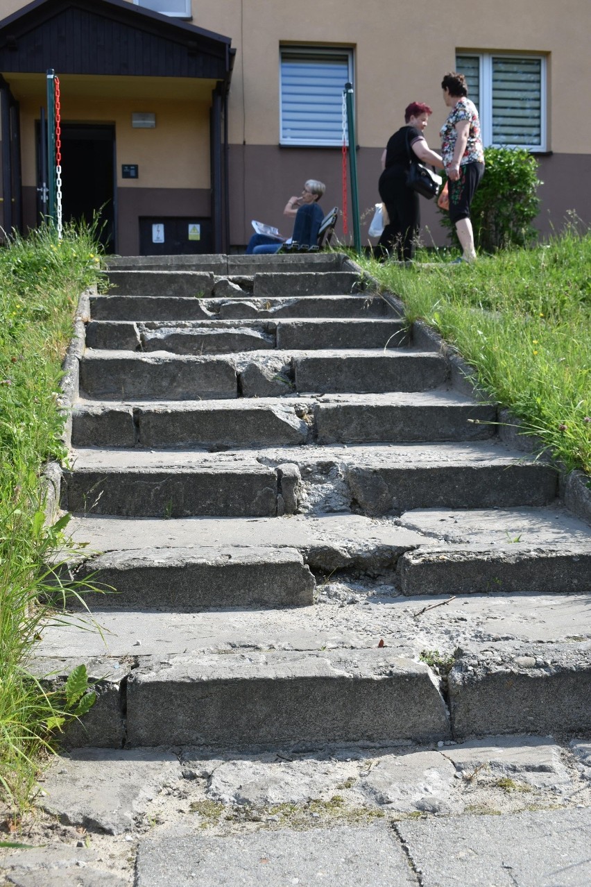 Zniszczone schody przy ulicy Tuwima w Olkuszu