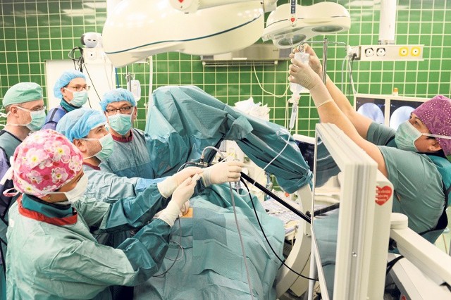 Operacja przy zastosowaniu nowoczesnej metody micro-perc w Szpitalu Wojewódzkim w Zielonej Górze. Zespołem kieruje urolog dziecięcy Andrzej Haliński (w okularach)