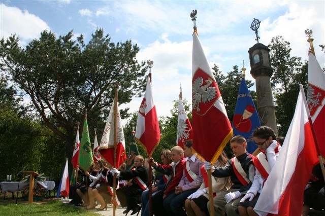 W uroczystościach pod pomnikiem w Nagoszewie wzięły udział poczty sztandarowe z wielu szkół.
