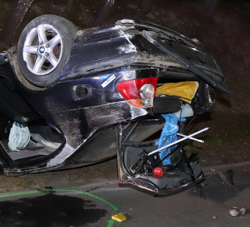 Makabryczny wypadek w Jastrzębiu. BMW dachowało, w środku...