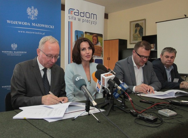 Umowę podpisali Radosław Witkowski (z prawej) i Jacek Kozłowski. Na zdjęciu z Anną Białkowską.