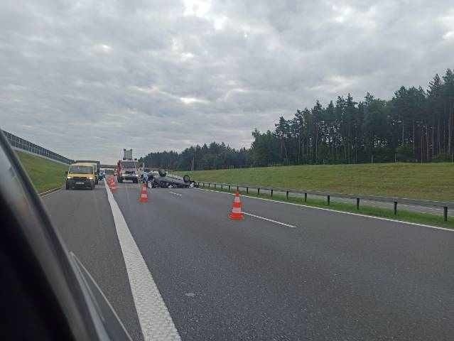 Wypadek na autostradzie A4. W okolicy Szczepanowa dachował samochód ZDJĘCIA