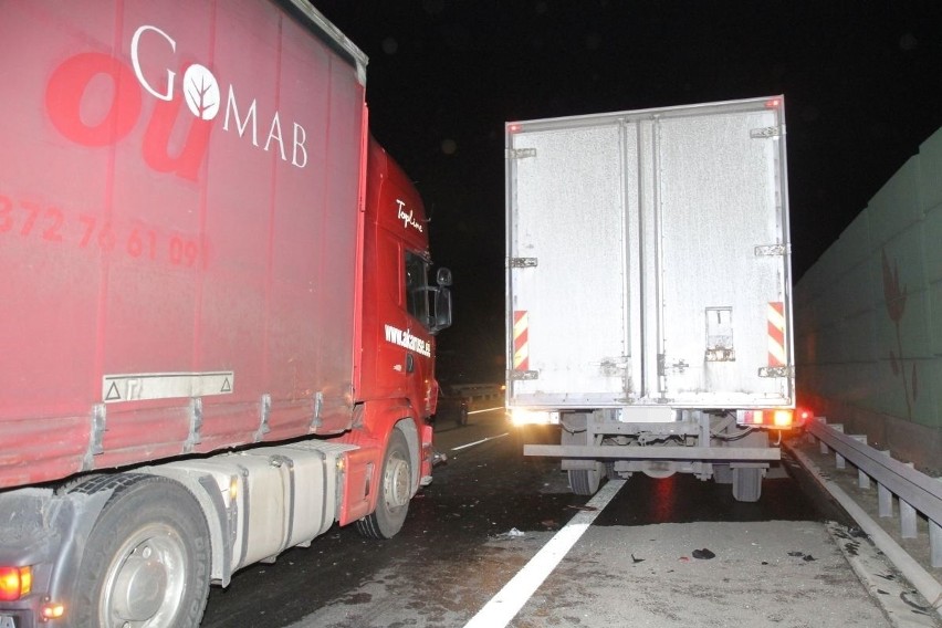 Wypadek na S8, na stojącą ciężarówkę najechały 2 inne. Były utrudnienia w ruchu w kierunku Warszawy (ZDJĘCIA)