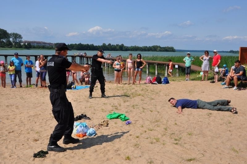 Jezioro Rajgrodzkie. Plaża 2015: Pokazy ratownictwa i policyjnych technik interwencji nad jeziorem (zdjęcia)