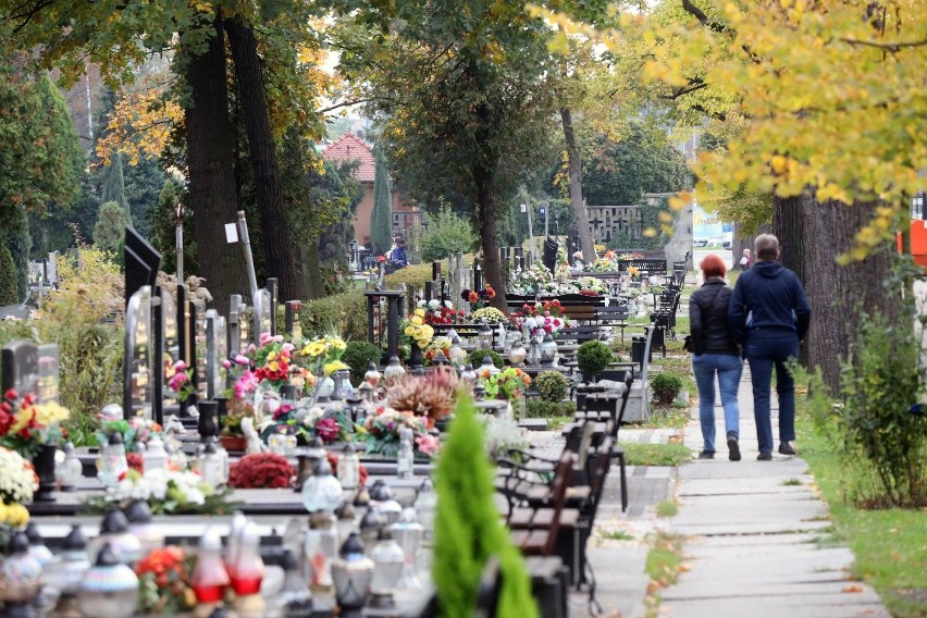 Rząd zdecydował, że cmentarze nie zostaną zamknięte....