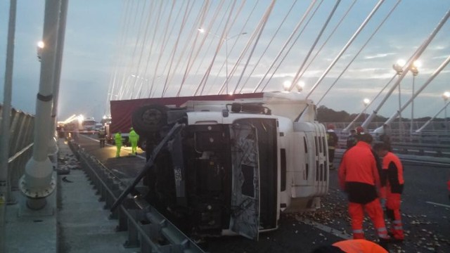 Wypadek na moście Rędzińskim, na AOW przewróciła się ciężarówka, 17.10.2015