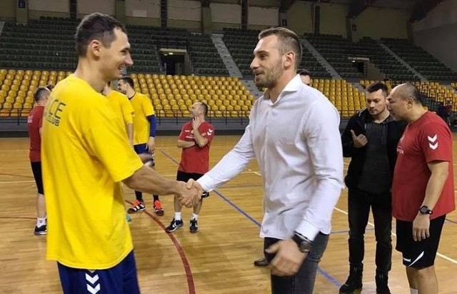 Serbski bramkarz Władimir Cupara (z prawej) będzie na poniedziałkowym treningu. To jeden z nowych zawodników. Obok Krzysztof Lijewski.