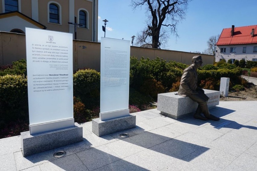 Na będących częścią pomnika Henryka Sławika tablicach,...