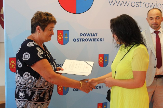 Akty nadania stopnia awansu zawodowego nauczyciela mianowanego wręczała starosta Marzena Dębniak