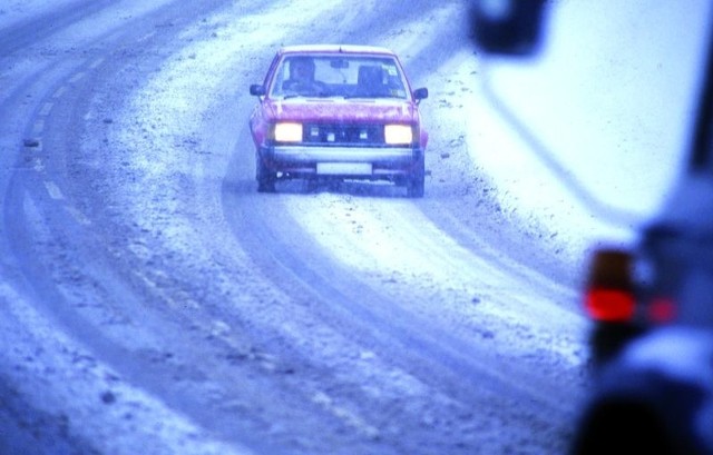 Zimą dobrze jest mieć zapas paliwa w baku. Przy niskich temperaturach silnik potrzebuje więcej czasu na rozgrzanie się, co w efekcie powoduje większe spalanie.