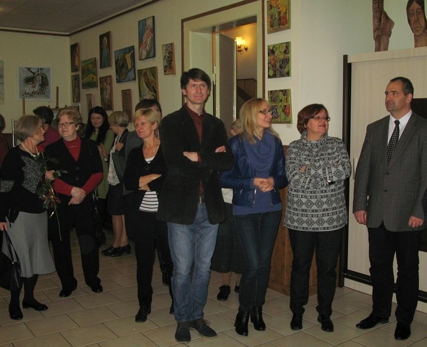 Wystawę zorganizowano w sali kameralnej Żnińskiego Domu...