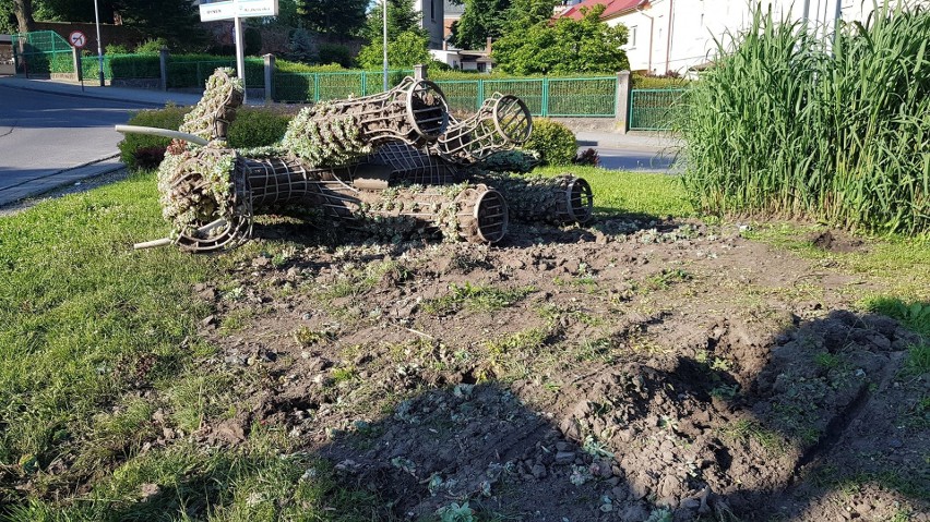 Dwa zielone słonie stojące w centrum Przeworska mają blisko...