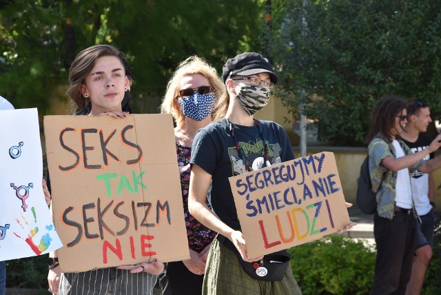 Happening odbył się dziś (22.07) na placu Wolności w stolicy regionu. "Opole wolne od nienawiści", "Seks tak, seksizm nie" oraz "Segregujmy śmieci, a nie ludzi" to tylko niektóre z transparentów, jakie mieli ze sobą aktywiści. Wydarzenie miało być sprzeciwem wobec szeroko rozumianej dyskryminacji i przemocy. - Przy tej okazji zbieramy podpisy pod obywatelskim projektem uchwały, by Opole mogło stać się strefą wolną od nienawiści. Potrzebujemy 300 podpisów, by projekt mógł trafić do rady miasta Opola - mówi Amadeusz Hoffman z Federacji Młodych Socjaldemokratów.