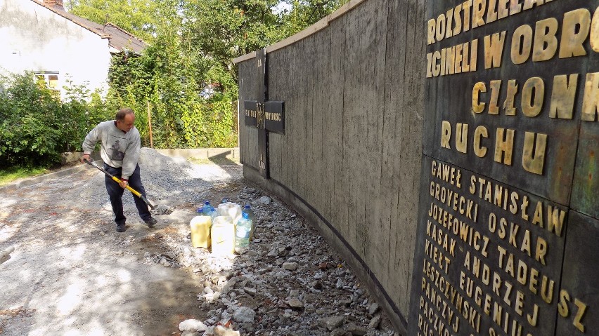 Janusz Galiczyński remontuje kolejny pomnik pamięci w Przemyślu [WIDEO, ZDJĘCIA]