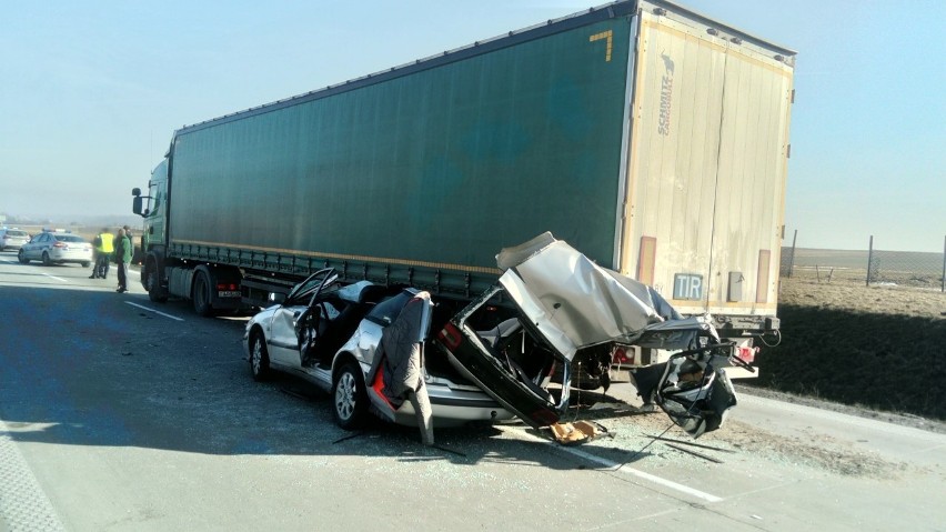 Wypadek na A4 pod Kątami Wr. Dwie osoby ciężko ranne