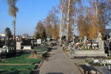 Poniedziałek na cmentarzu na Piaskach w Kielcach. Zobacz na zdjęciach co się działo