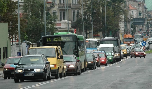 Kierowcy autobusów nie mogą wypuszczać pasażerów poza przystankami, gdy autobus stoi w korku.