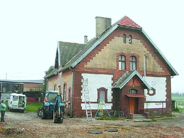 Większość prac wewnątrz budynku została już tu wykonana.  Roboty widać też z zewnątrz. Ekipy budowlańców śpieszą się,  by remont zakończyć przed zimą.