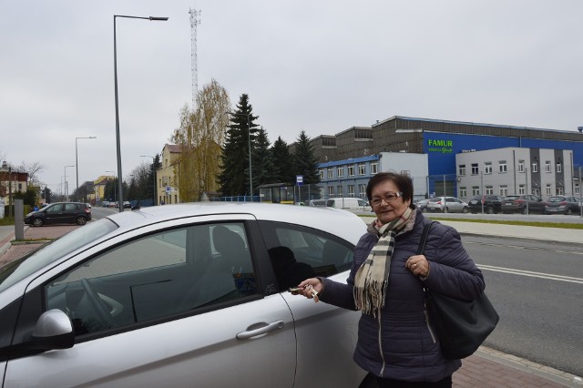 Halina Marszałek często parkuje przy siedzibie banku na ulicy Michalusa. Zdarza się, że po zamknięciu elektronicznego zamka w pojeździe trudno potem otworzyć samochód.