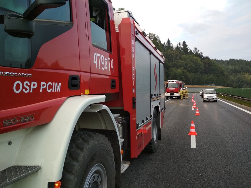 Wypadek w Myślenicach. Na zakopiance samochód uderzył w bariery ochronne