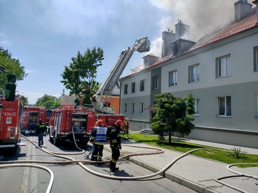 Pożar budynku wielorodzinnego w Radymnie. Ewakuowano ponad 20 mieszkańców [ZDJĘCIA]