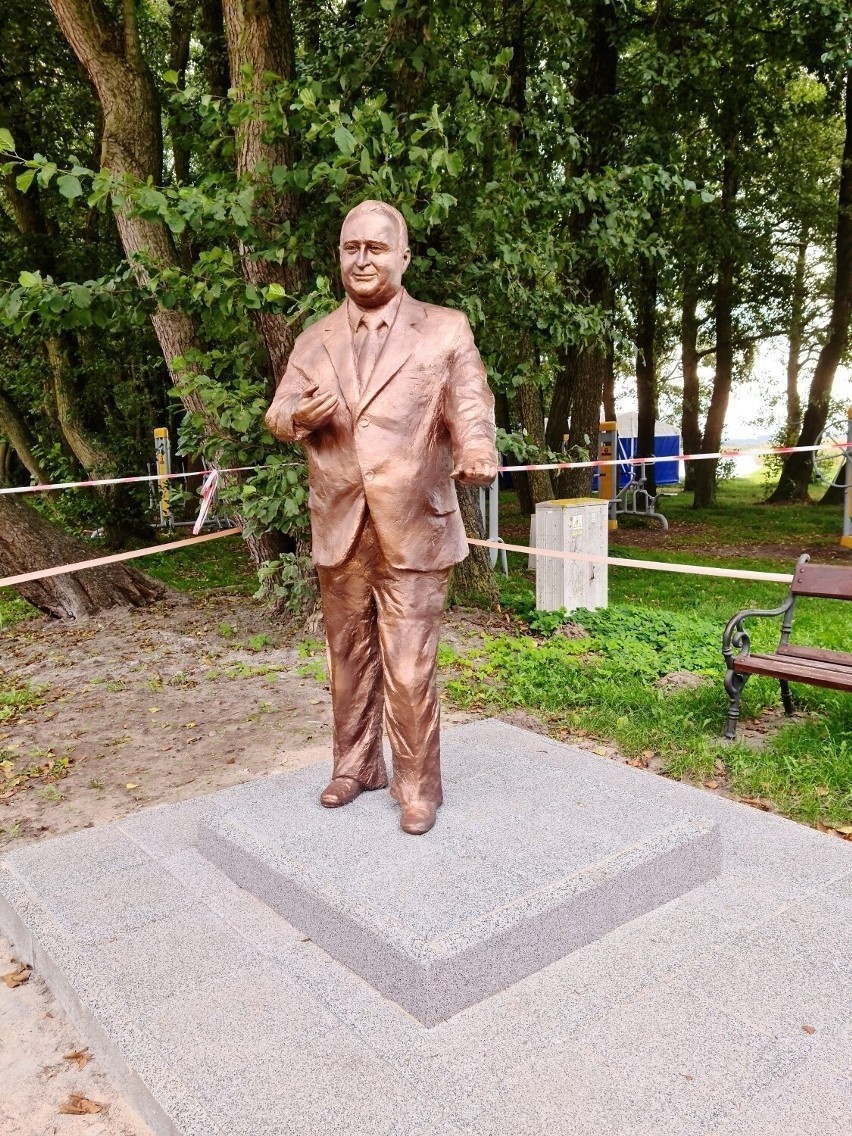 W Uzdrowisku Dąbki stanął pomnik Przemysława Gosiewskiego. Uroczyste odsłonięcie w przyszłym roku [ZDJĘCIA]