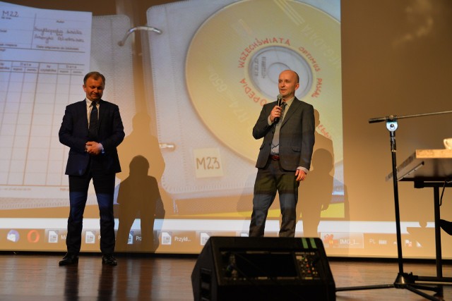 Maciej Dudek (z mikrofonem) wraz z pełniącym obowiązki burmistrza Połańca Jackiem Nowakiem podczas spotkania w Centrum Kultury i Sztuki.
