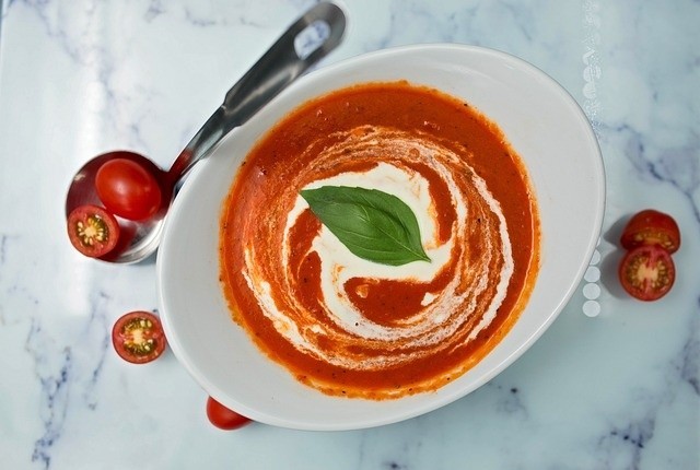 Klasyczna pomidorowa to jedna z ulubionych zup Polaków. Zajadają się nią zarówno dorośli jak i dzieci. Zaserwujcie swojej rodzinie pomidorówkę w zupełnie innej odsłonie. Polecamy przepis na włoską zupę  solferino. >>>ZOBACZ PRZEPIS NA KOLEJNYCH SLAJDACH