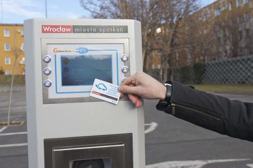 Wrocław: Pierwsza stacja dla aut na prąd (ZDJĘCIA)
