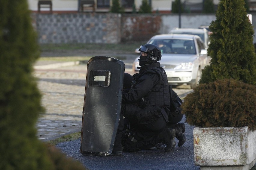 Bomba w PWSZ. Terroryści wzięli zakładników (ZDJĘCIA)