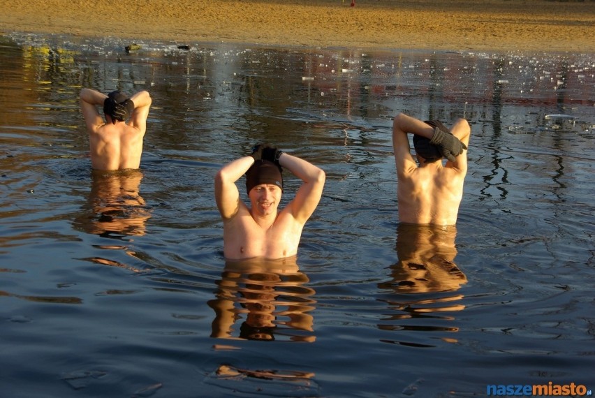 Morsy w Osiecznej: Coraz więcej amatorów zimnych kąpieli
