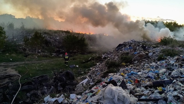 Pożar składowiska śmieci w Policach, do którego doszło na początku maja.
