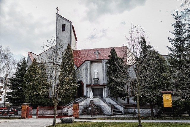 W tej parafii świętej Jadwigi Królowej na osiedlu Akademickim w Radomiu pełni posługę ksiądz Marek Adamczyk.
