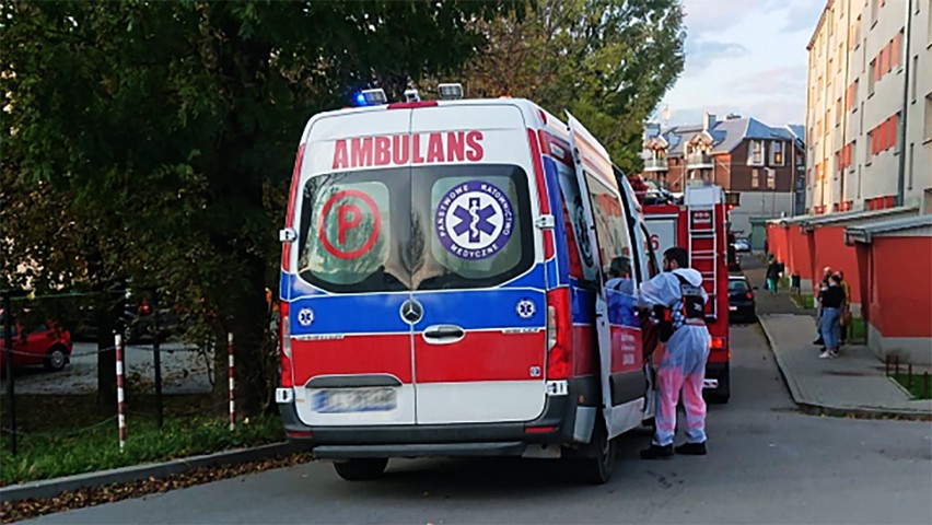 Limanowa. Tragedia w bloku mieszkalnym. Jedna osoba zmarła. Druga walczy o życie