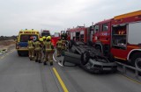 Wypadek na DK1 między Kamieńskiem a Piotrkowem. Dachowała skoda. 2 osoby są ranne