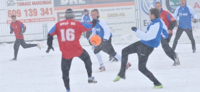 Piłkarze Gryfa Słupsk i Jezioraka Iława walczyli na zaśnieżonej płycie boiska.