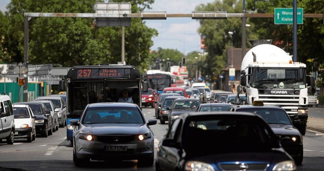 Aleja 29 Listopada to jedyna dotychczas niewyremontowana trasa wylotowa z miasta