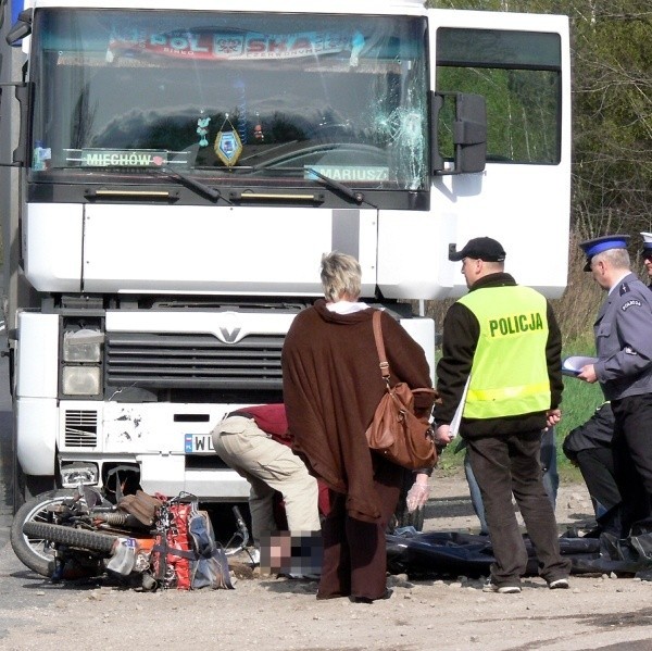 W konfrontacji z tirem motocyklista był bez szans.