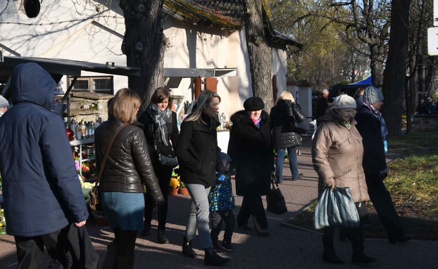 Wszystkich Świętych 2019 w Kielcach. Ruch na drogach wokół cmentarzy [RAPORT NA BIEŻĄCO, ZDJĘCIA, WIDEO]