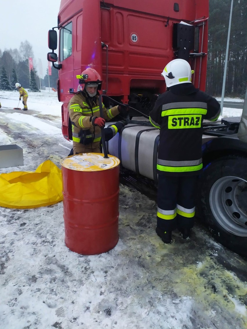 W Rudzie Malenieckiej doszło do wycieku paliwa z uszkodzonego zbiornika ciężarówki. Trudna akcja straży pożarnej