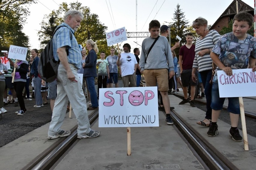 Pociąg nie dojechał na fetę. Na drodze stanęli mu mieszkańcy