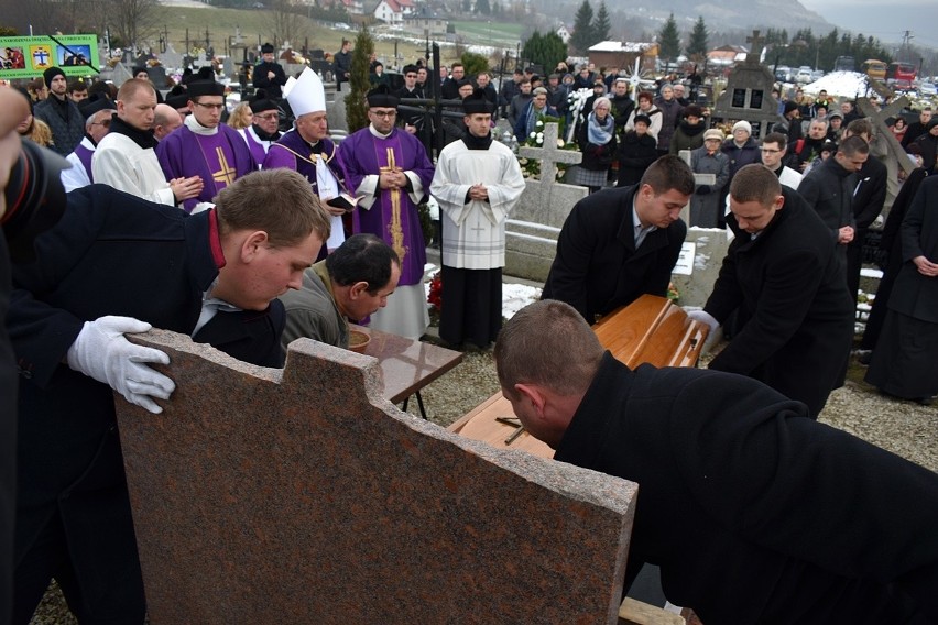 Tragicznie zmarły ks. Piotr Pławecki spoczął na cmentarzu...