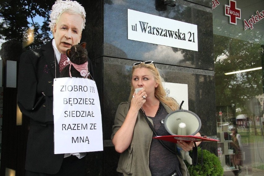 Protest przed biurem poselskim w Kielcach. "Ziobro, będziesz siedział razem ze mną"