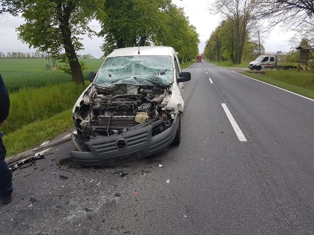 Do zderzenia doszło w poniedziałek około godziny 15.00 na drodze krajowej nr 45 pomiędzy Opolem a Kluczborkiem. W Trzebiszynie kierowca volkswagena caddy wjechał w tył naczepy ciągnika siodłowego marki Renault. Na szczęście nikomu nic się nie stało.