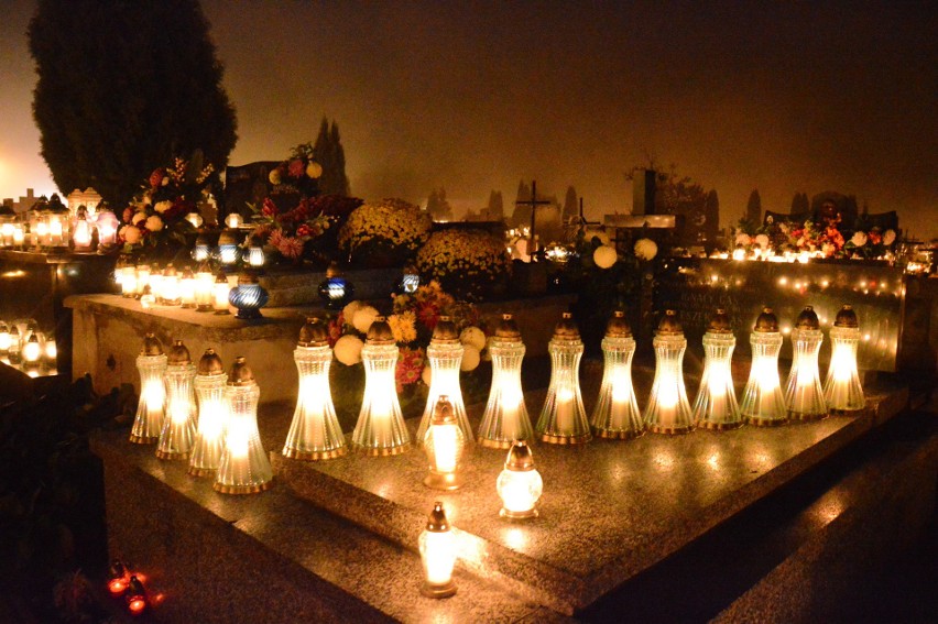 Jak wygląda cmentarz w Proszowicach nocą? [ZDJĘCIA]
