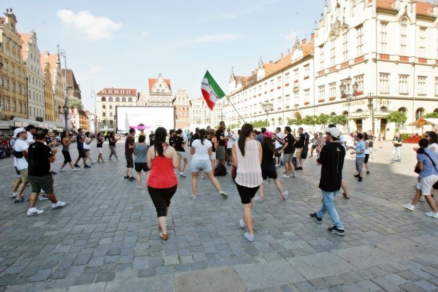 Wrocław: Włoska pielgrzymka śpiewa, modli się i gra w Rynku (ZDJĘCIA)