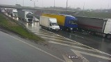 Kraków. Trudne warunki na drogach w deszczowy poniedziałek. Ogromne korki w całym mieście